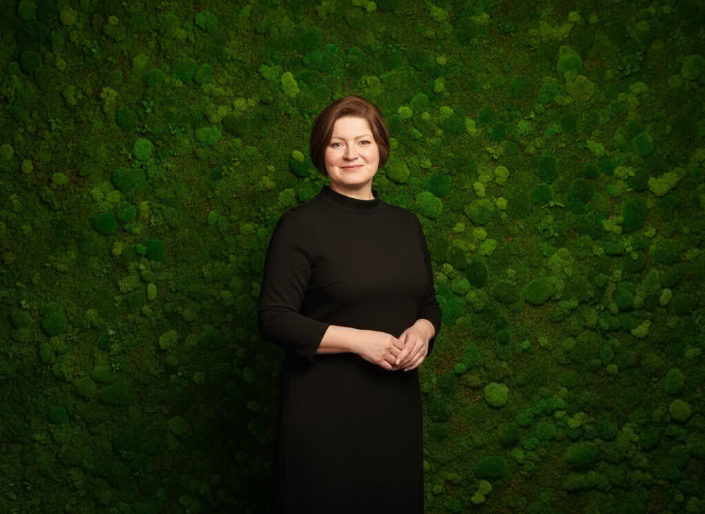 gemini 2.5 flash image preview a professional modern image of a confident woman with natural realistic body pro 1 (7)