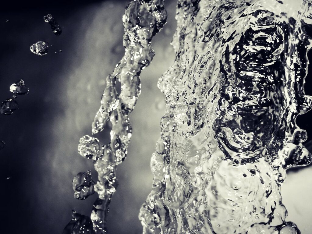 Fließendes Wasser in Bewegung Fließendes Wasser in Bewegung