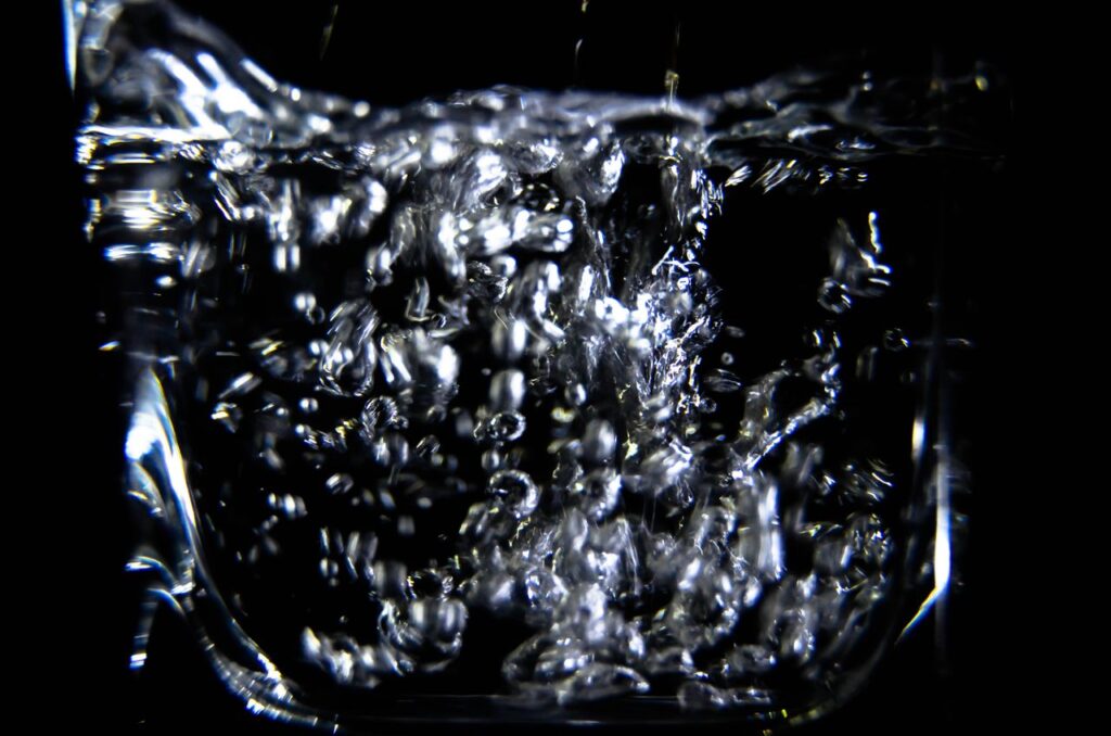 Wasserspritzer mit Luftblasen Wasserspritzer mit Luftblasen